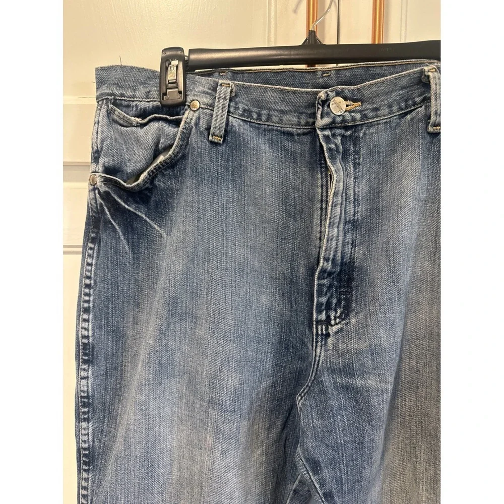 Wrangler Men's Blue Denim Jeans Size 38x32 Classic Fit Straight Leg western